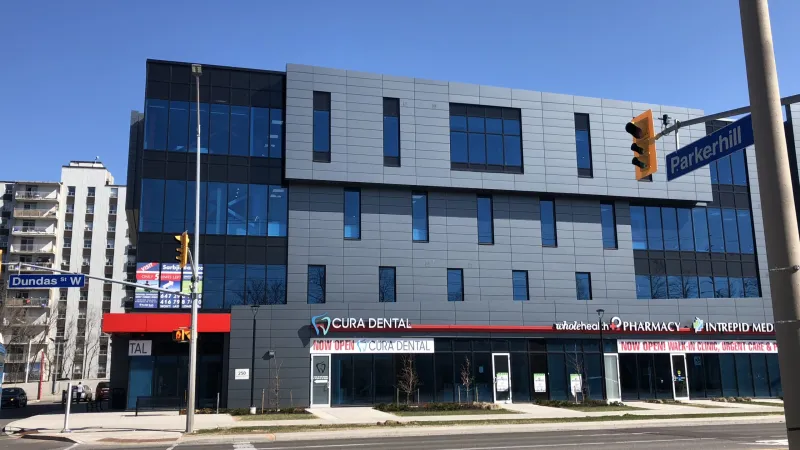 مبنى سام ميدسبا في ميسيساغا على العنوان 250 Dundas Street West